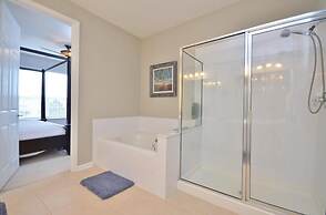 Beautiful Modern Condo, Near Parks-2012