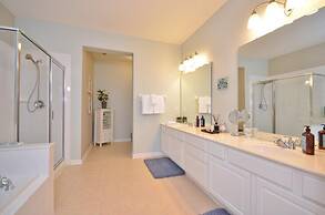 Beautiful Modern Condo, Near Parks-2012