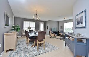 Beautiful Modern Condo, Near Parks-2012