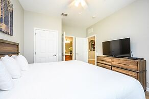 Vista Cay Deluxe Condo, Near the Parks! - 3002