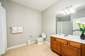 Vista Cay Deluxe Condo, Near the Parks! - 3002