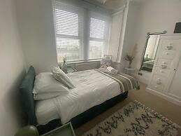 Seaside Retreat in Shoreham With Sauna & spa Hire