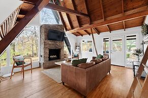 Lake View Hot Tub Modern A-frame