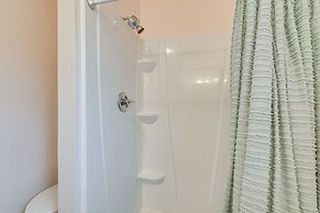 3 Mi to Boardwalk: Bacliff Apartment w/ Hot Tub