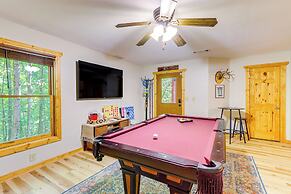 Spacious Talking Rock Cabin: Game Room, Fire Pit!