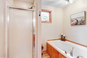 Spacious Talking Rock Cabin: Game Room, Fire Pit!