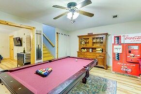 Spacious Talking Rock Cabin: Game Room, Fire Pit!