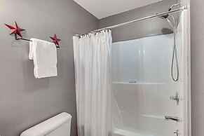 Spacious Talking Rock Cabin: Game Room, Fire Pit!