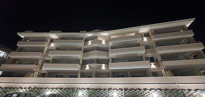 MIDDLE TOWN PALACE TROPEA