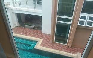 6-30 - 1 Bdr Condo With Balcony and Shared Pool