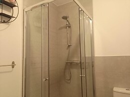 Apartment Sleeps 10 - Pets, Parking, Ev Charging