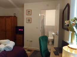 Ideal Home & Cottage,inviting 4 Bedroom Apartments