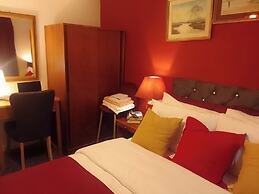 Ideal Home & Cottage,inviting 4 Bedroom Apartments