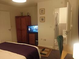 Ideal Home & Cottage,inviting 4 Bedroom Apartments