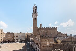 TORRE LAMBERTINI WINDOWS ON PIAZZA DEL CAMPO - RESIDENZA D'EPOCA