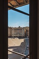 TORRE LAMBERTINI WINDOWS ON PIAZZA DEL CAMPO - RESIDENZA D'EPOCA