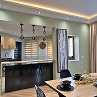 The Tropical Luxury 2BR City Centre Retreat