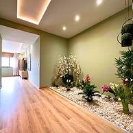 The Tropical Luxury 2BR City Centre Retreat