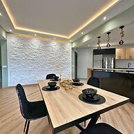 The Tropical Luxury 2BR City Centre Retreat