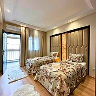 The Tropical Luxury 2BR City Centre Retreat