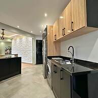 The Tropical Luxury 2BR City Centre Retreat