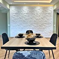 The Tropical Luxury 2BR City Centre Retreat