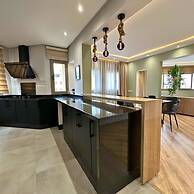 The Tropical Luxury 2BR City Centre Retreat