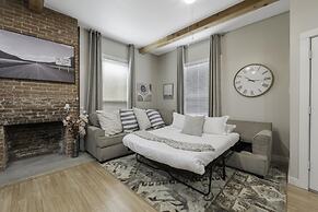 Stockyards- 4min Pet Friendly 3BR Luxe Gem