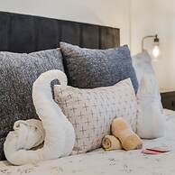 Stockyards- 4min Pet Friendly 3BR Luxe Gem