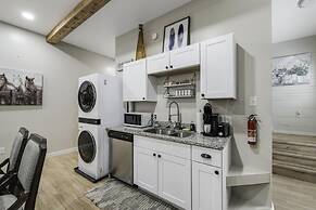 Stockyards- 4min Pet Friendly 3BR Luxe Gem