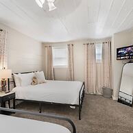 Stockyards- 4min Pet Friendly 3BR Luxe Gem