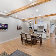 Stockyards- 4min Pet Friendly 3BR Luxe Gem