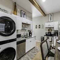 Stockyards- 4min Pet Friendly 3BR Luxe Gem