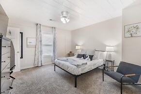 Stockyards- 4min Pet Friendly 3BR Luxe Gem