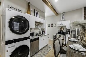 Stockyards- 4min Pet Friendly 3BR Luxe Gem