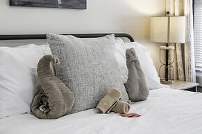 Stockyards- 4min Pet Friendly 3BR Luxe Gem