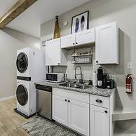 Stockyards- 4min Pet Friendly 3BR Luxe Gem