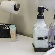 Stockyards- 4min Pet Friendly 3BR Luxe Gem