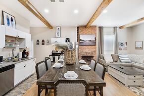 Stockyards- 4min Pet Friendly 3BR Luxe Gem