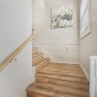 Stockyards- 4min Pet Friendly 3BR Luxe Gem