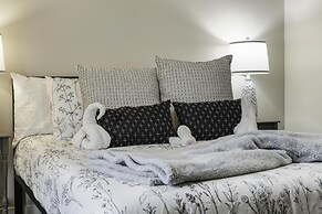 Stockyards- 4min Pet Friendly 3BR Luxe Gem