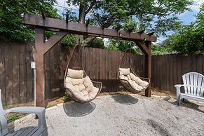 Stockyards- 4min Pet Friendly 3BR Luxe Gem