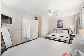 Stockyards- 4min Pet Friendly 3BR Luxe Gem