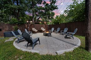 Stockyards- 4min Pet Friendly 3BR Luxe Gem