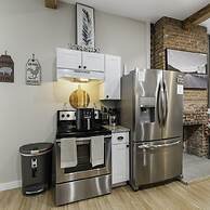 Stockyards- 4min Pet Friendly 3BR Luxe Gem