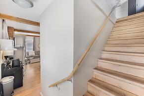 Stockyards- 4min Pet Friendly 3BR Luxe Gem