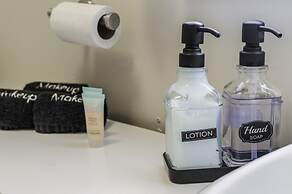 Stockyards- 4min Pet Friendly 3BR Luxe Gem