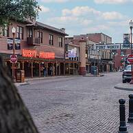 Stockyards- 4min Pet Friendly 3BR Luxe Gem