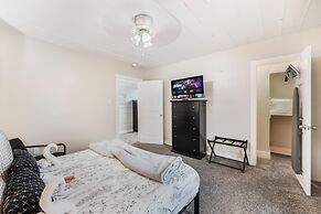 Stockyards- 4min Pet Friendly 3BR Luxe Gem