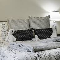 Stockyards- 4min Pet Friendly 3BR Luxe Gem